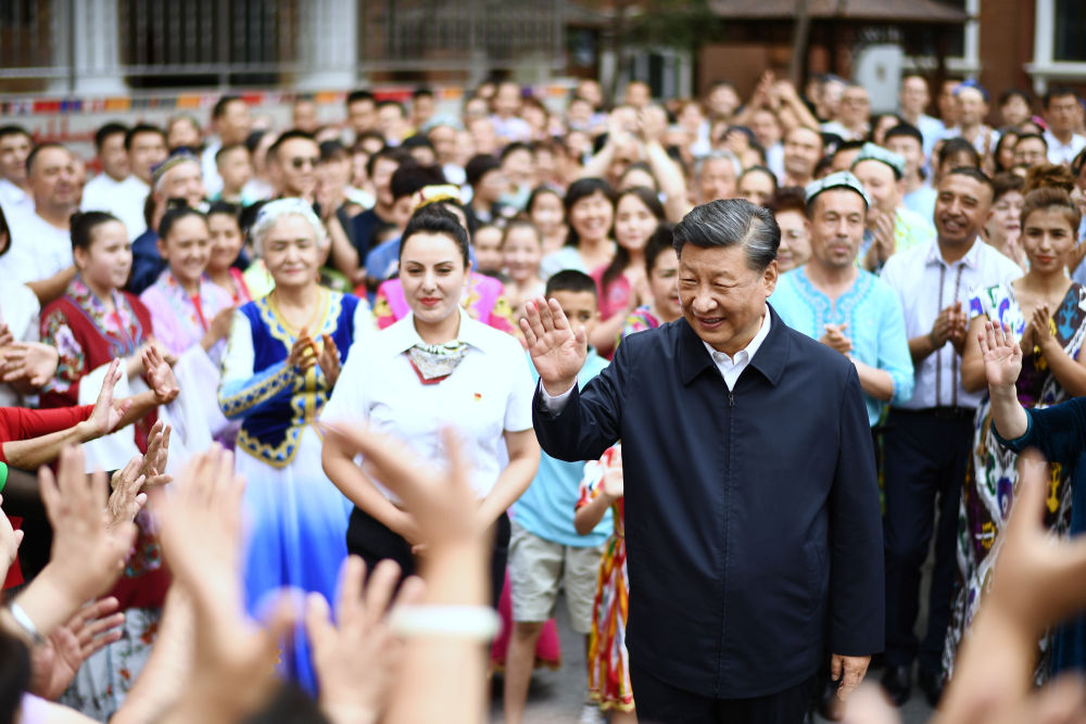 2022年7月13日，習(xí)近平在新疆維吾爾自治區(qū)烏魯木齊市天山區(qū)固原巷社區(qū)考察時，向各族群眾揮手致意。新華社記者 燕雁 攝