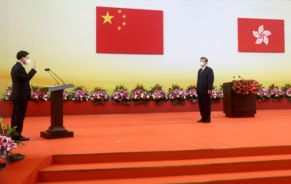 2022年7月1日，慶祝香港回歸祖國25周年大會暨香港特別行政區(qū)第六屆政府就職典禮在香港會展中心隆重舉行。習(xí)近平出席并發(fā)表重要講話。這是習(xí)近平監(jiān)誓，香港特別行政區(qū)第六任行政長官李家超宣誓就職。新華社記者 鞠鵬 攝