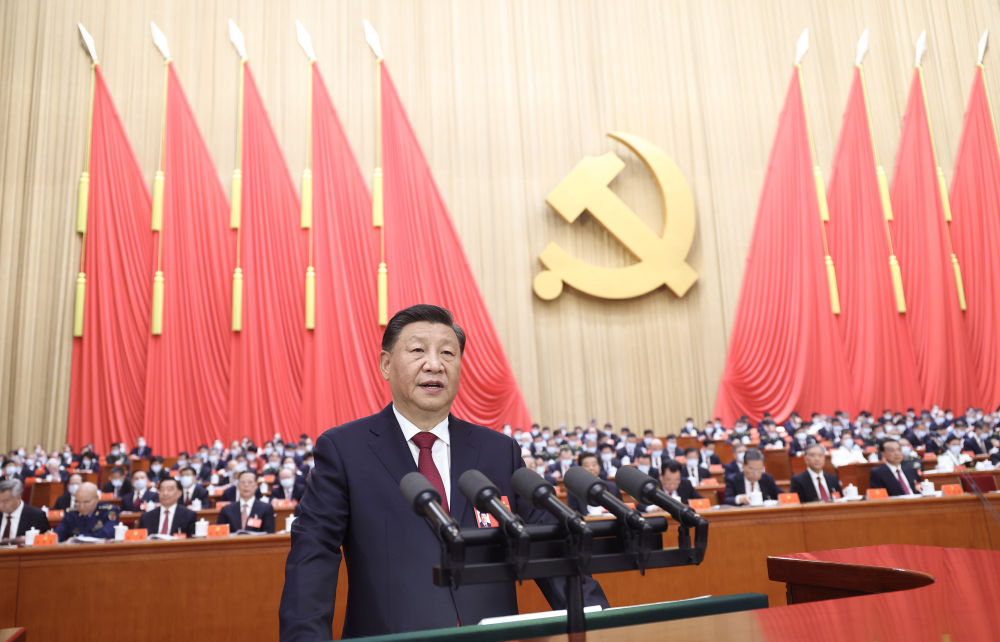 2022年10月16日，中國共產(chǎn)黨第二十次全國代表大會在北京人民大會堂開幕。習(xí)近平代表第十九屆中央委員會向大會作報告。新華社記者 鞠鵬 攝