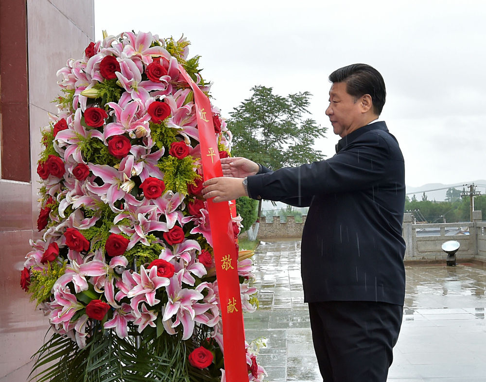 2016年7月18日，習(xí)近平在寧夏固原市西吉縣將臺堡向紅軍長征會師紀(jì)念碑敬獻(xiàn)花籃。新華社記者 李濤 攝
