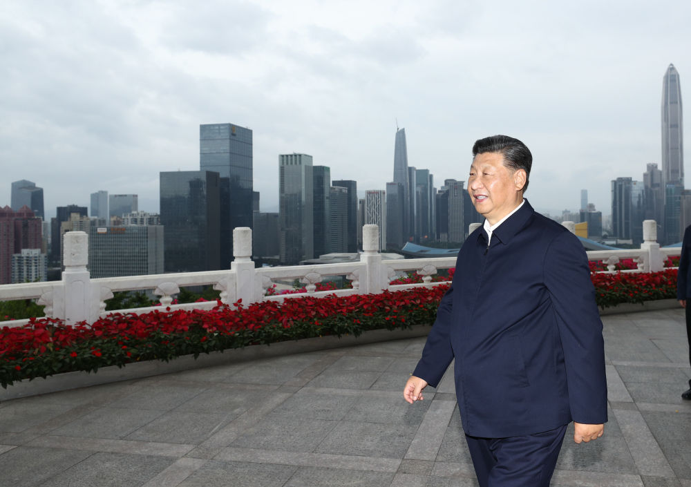 2020年10月14日，習(xí)近平在廣東省深圳市蓮花山公園遠(yuǎn)眺特區(qū)新貌。新華社記者 鞠鵬 攝