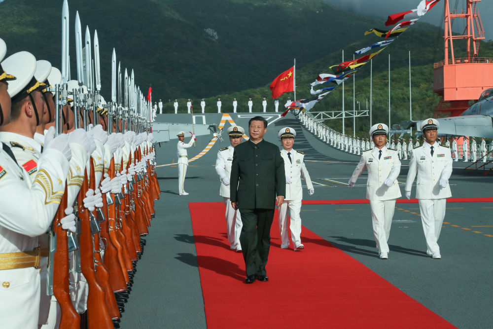 2019年12月17日，中國第一艘國產(chǎn)航空母艦山東艦在海南三亞某軍港交付海軍。習(xí)近平出席交接入列儀式并登艦視察。這是儀式結(jié)束后，習(xí)近平登上山東艦，檢閱儀仗隊。新華社記者 李剛 攝