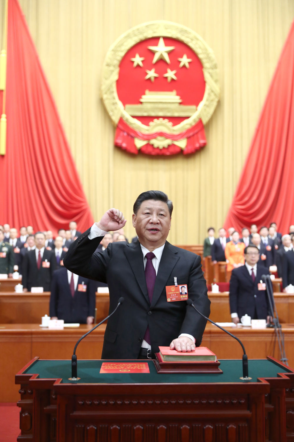 2018年3月17日，十三屆全國人大一次會議在北京人民大會堂舉行第五次全體會議。習(xí)近平當(dāng)選中華人民共和國主席、中華人民共和國中央軍事委員會主席。這是習(xí)近平進行憲法宣誓。新華社記者 鞠鵬 攝