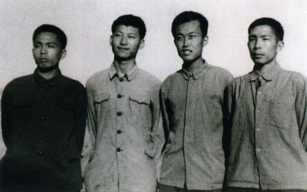 這是1973年上山下鄉(xiāng)時期，習(xí)近平(左二)在陜西省延川縣。新華社發(fā)