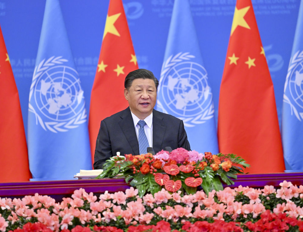 2021年10月25日，習(xí)近平在北京出席中華人民共和國恢復(fù)聯(lián)合國合法席位50周年紀(jì)念會議并發(fā)表重要講話。新華社記者 李學(xué)仁 攝