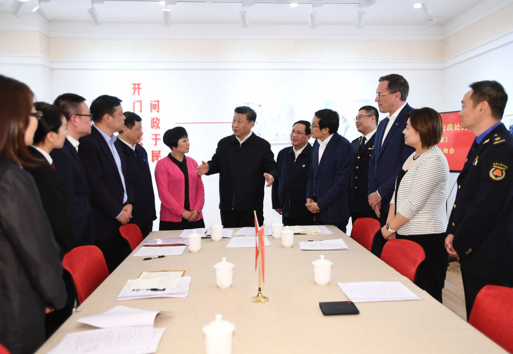 2019年11月2日，習(xí)近平在上海市長寧區(qū)虹橋街道古北市民中心，同參加法律草案意見建議征詢會的中外居民親切交談，詳細(xì)詢問法律草案的意見征集工作情況。新華社記者 謝環(huán)馳 攝