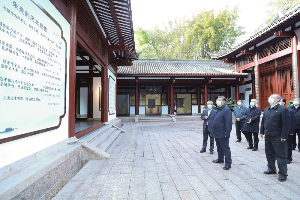 2021年3月22日，習(xí)近平在福建省南平武夷山朱熹園，了解朱熹生平及理學(xué)研究等情況。新華社記者 鞠鵬 攝
