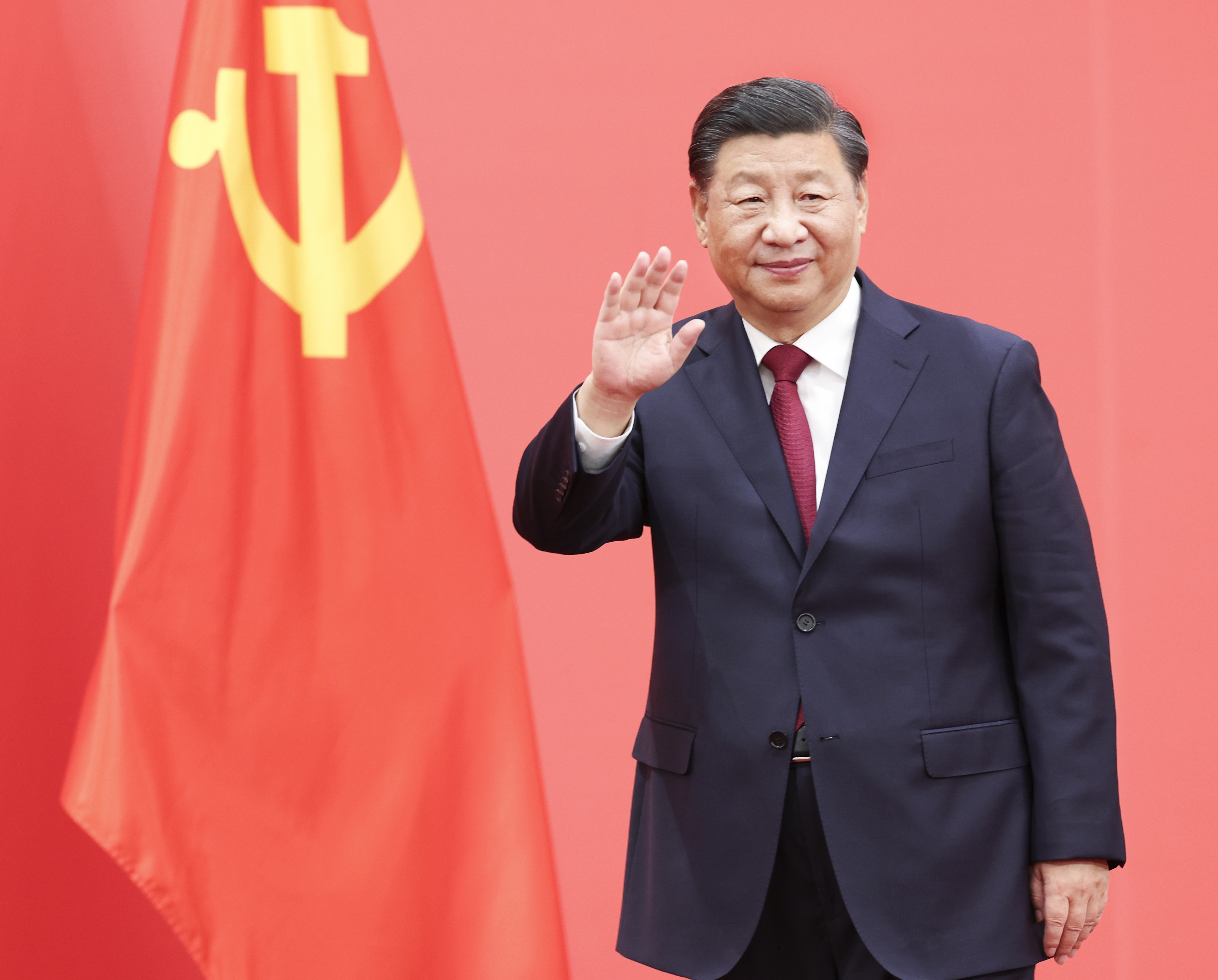 22年10月23日，剛剛在中國共產(chǎn)黨第二十屆中央委員會第一次全體會議上當(dāng)選的中共中央總書記習(xí)近平和中共中央政治局常委李強、趙樂際、王滬寧、蔡奇、丁薛祥、李希在北京人民大會堂同采訪中共二十大的中外記者親切見面。這是習(xí)近平向在場的中外記者揮手致意。新華社記者 龐興雷 攝