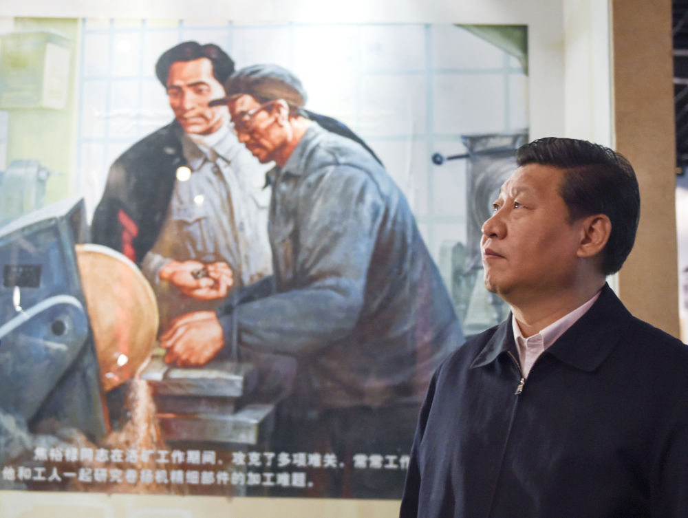 2014年3月17日，習(xí)近平在河南省蘭考縣調(diào)研指導(dǎo)黨的群眾路線教育實踐活動時，參觀焦裕祿同志紀(jì)念館。新華社記者 李學(xué)仁 攝