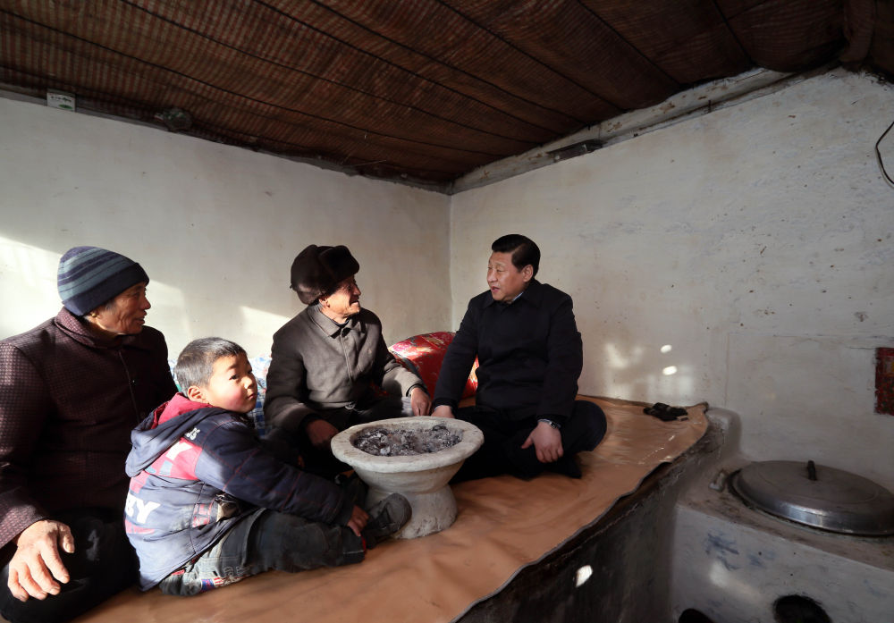 2012年12月30日，習(xí)近平在河北省阜平縣龍泉關(guān)鎮(zhèn)駱駝灣村看望唐榮斌老人一家。新華社記者 蘭紅光 攝